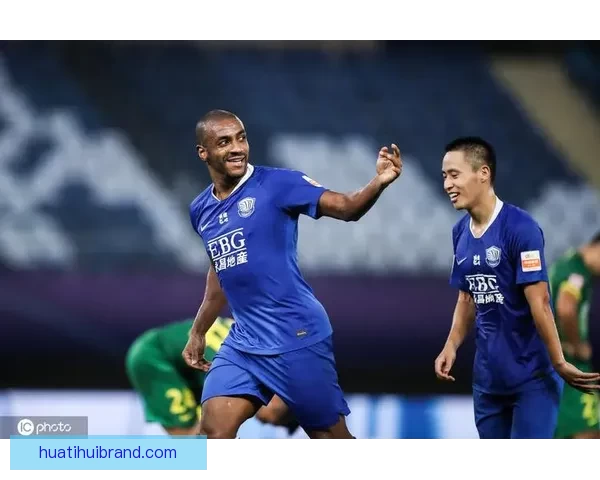 穆里奇进球后泪洒赛场激动表达我也是人展现真实情感