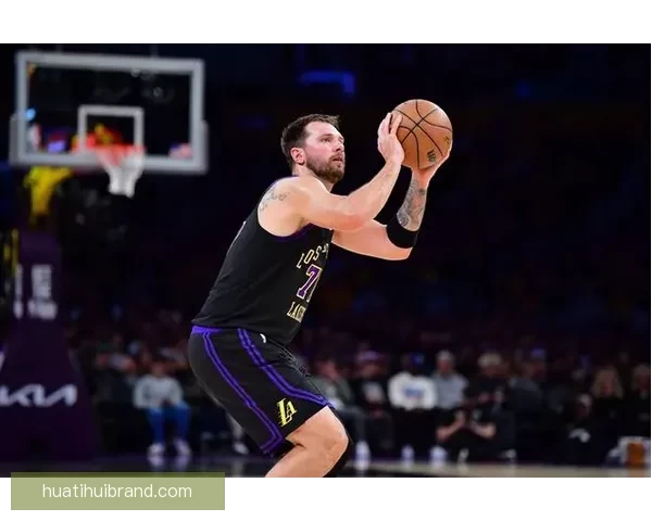 东契奇三节狂砍40分超越拉塞尔 创湖人单赛季三分新纪录 里夫斯迎重要里程碑