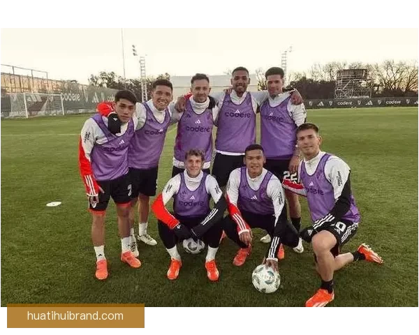 重逢旧爱徒 德米主动拥抱昔日河床弟子马斯坦托诺备战皇马之战